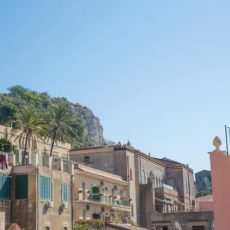 Casa Turrisi فندق مبيت وإفطار تاورمينا